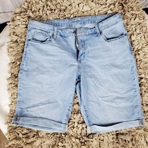 Light wash Bermuda shorts